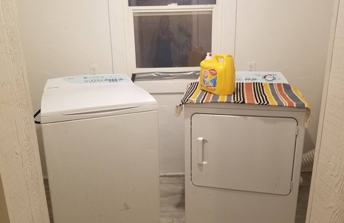 Oakridge Cottage | Riverside Retreat: Pet Friendly with Spa & Hot Tub Access