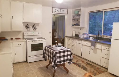 Oakridge Cottage | Riverside Retreat: Pet Friendly with Spa & Hot Tub Access