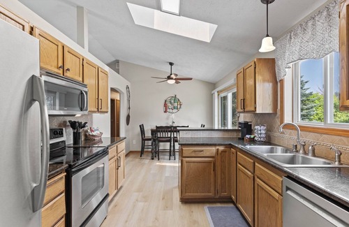 Spokane House | Unwind in a Hot Tub - Perfect for Groups of 8-11