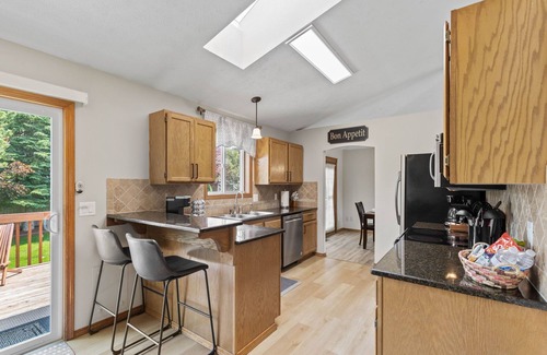 Spokane House | Unwind in a Hot Tub - Perfect for Groups of 8-11