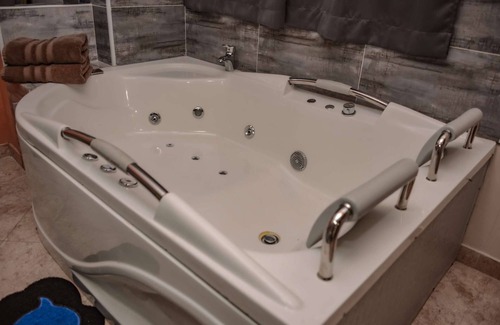 Astorga Apartment | Cozy Hot Tub Studio with AC - Perfect for Family Getaways