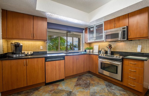 North Central Hollywood House | Indulge in Relaxation: Waterfront Getaway with Hot Tub