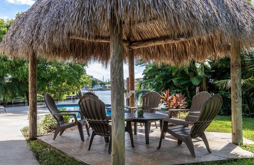 North Central Hollywood House | Indulge in Relaxation: Waterfront Getaway with Hot Tub