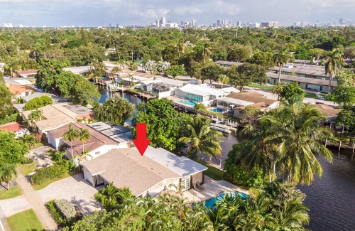 North Central Hollywood House | Indulge in Relaxation: Waterfront Getaway with Hot Tub
