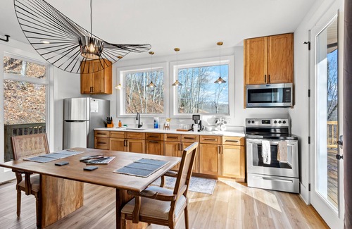Denniston Ski Chalet | Romantic Cabin Retreat with Hot Tub & WiFi by Cave Run Lake