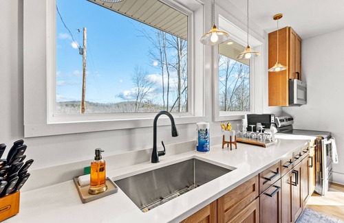 Denniston Ski Chalet | Romantic Cabin Retreat with Hot Tub & WiFi by Cave Run Lake