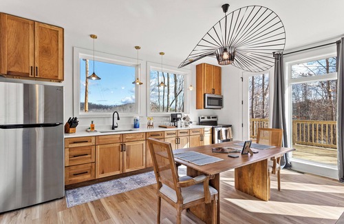 Denniston Ski Chalet | Romantic Cabin Retreat with Hot Tub & WiFi by Cave Run Lake