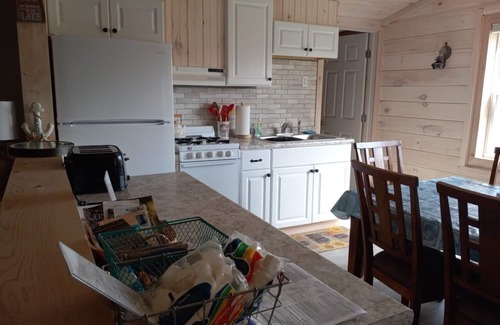 Dundee Cottage | Dog-Friendly Lake View Cottage with Hot Tub & Spa Access