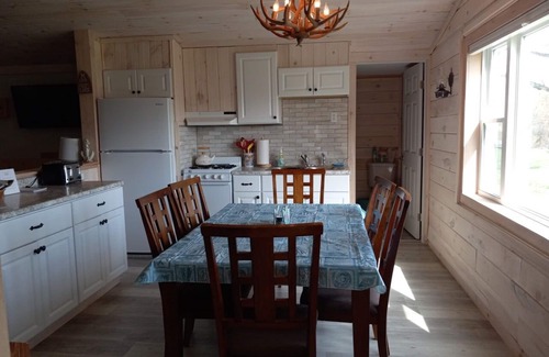 Dundee Cottage | Dog-Friendly Lake View Cottage with Hot Tub & Spa Access