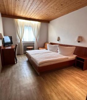 Leutershausen Hotel | Discover Hotel Hirschberg: Pet-Friendly Retreat with Pool