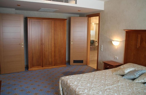 Khanty-Mansiysk Hotel | Inviting Hotel KTC Ugra-Classik with Wheelchair Access