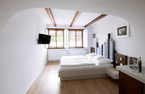 Pardubice Hotel | Highly Rated Hotel 100: Family-Friendly Dining Awaits