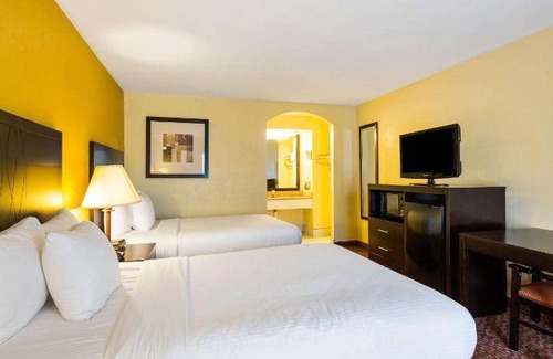 Indianola Hotel | Comfortable Retreat for 6 Guests with Pool & Kitchen