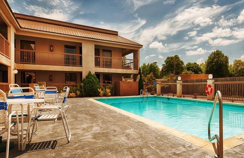 Indianola Hotel | Comfortable Retreat for 6 Guests with Pool & Kitchen