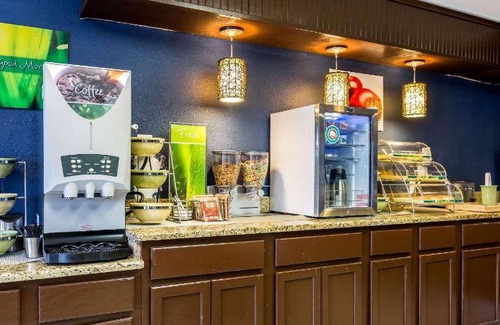 Indianola Hotel | Comfortable Retreat for 6 Guests with Pool & Kitchen