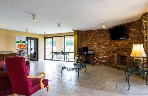 Indianola Hotel | Comfortable Retreat for 6 Guests with Pool & Kitchen