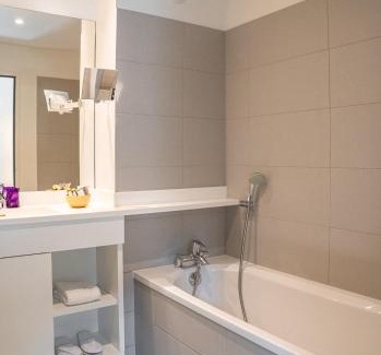 Soorts-Hossegor Hotel | Discover Hotel 202: Oceanfront Bliss with Pool Access