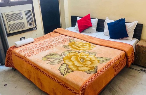 Indirapuram Hotel | Budget-Friendly Hotel for 3 Guests with Restaurant Access