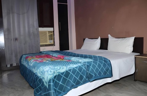 Indirapuram Hotel | Budget-Friendly Hotel for 3 Guests with Restaurant Access