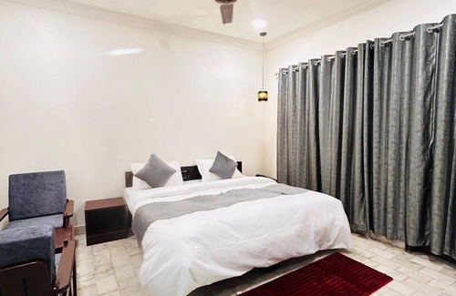 Alkapuri Hotel | Hotel 7 Cr