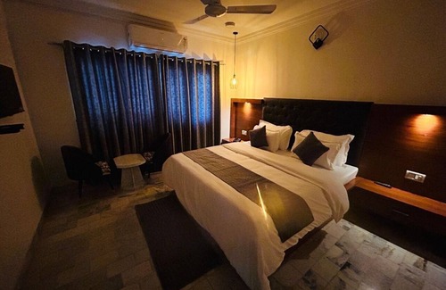 Alkapuri Hotel | Hotel 7 Cr