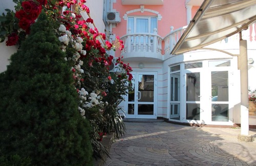 Anapa Hotel | Discover Comfort at Hotel Ардо with Pool and Hot Tub