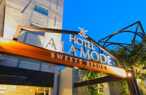 Utazu-cho Hotel | Discover HOTEL A La Mode -アラモード- with Hot Tub & Breakfast