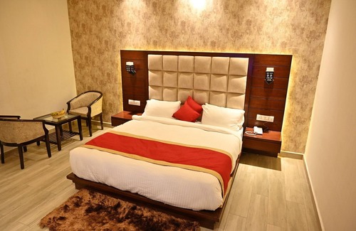 Bareilly Hotel | Discover Hotel Aakriti Clarks Inn Express: Family-Friendly Stay