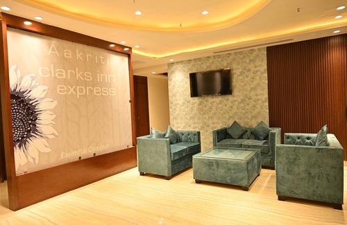 Bareilly Hotel | Discover Hotel Aakriti Clarks Inn Express: Family-Friendly Stay