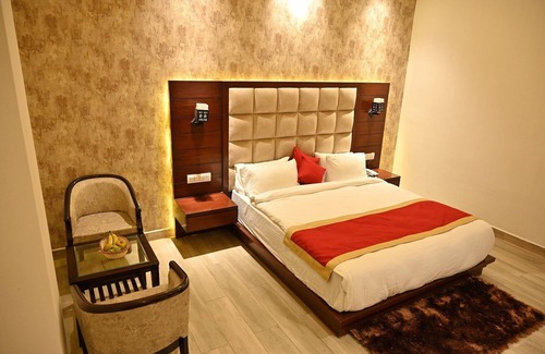 Bareilly Hotel | Discover Hotel Aakriti Clarks Inn Express: Family-Friendly Stay