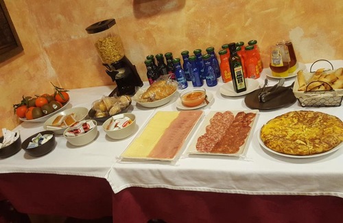 Terriente Hotel | Relax at Hotel Abuelo Rullo with Inviting Hot Tub & 9/10 Rating