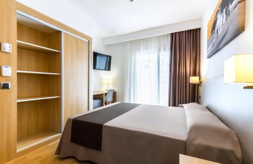 Lloret Town Center Hotel | Relax at Hotel Acapulco: Family-Friendly with Pool Access
