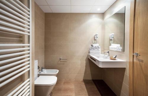 Lloret Town Center Hotel | Relax at Hotel Acapulco: Family-Friendly with Pool Access