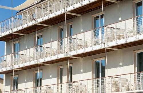 Peschiera del Garda Hotel | Discover Hotel Acquadolce: Oceanfront Relaxation Awaits