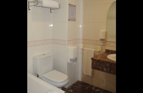 Irun Hotel | Relax at Hotel Aitana: Eco-Friendly with Spa & Dining
