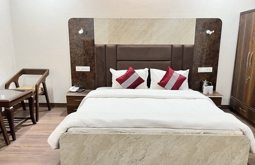 Theog Hotel | Discover Hotel AJ Himalayan: Family-Friendly & Breakfast Included