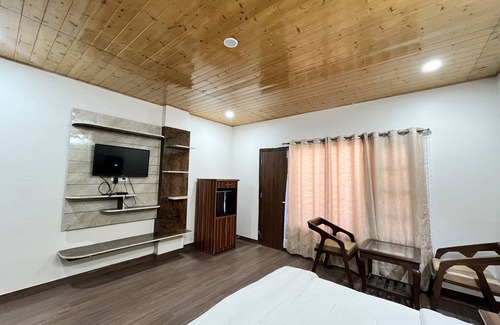 Theog Hotel | Discover Hotel AJ Himalayan: Family-Friendly & Breakfast Included