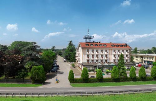 Camposampiero Hotel | Relax at Hotel Al Pino Verde with Family-Friendly Amenities