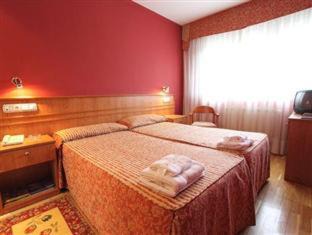 La Corredoria y Ventanielles Hotel | Budget-Friendly Hotel Alda Estación Oviedo for Families