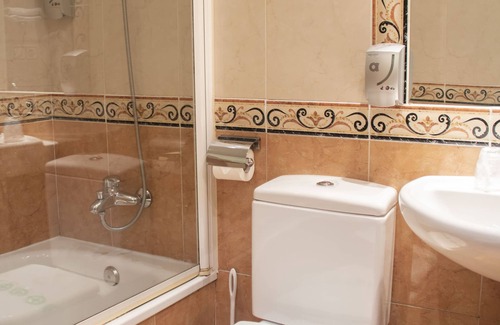 Las Campas y San Claudio Hotel | Budget-Friendly Hotel Alda Estación Oviedo with Spa & Breakfast