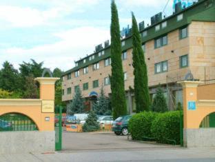 Santa Marta de Tormes Hotel | Relaxing Stay at Hotel Alda Río Tormes with Pool Access