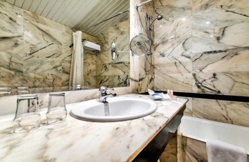 Santa Marta de Tormes Hotel | Relaxing Stay at Hotel Alda Río Tormes with Pool Access