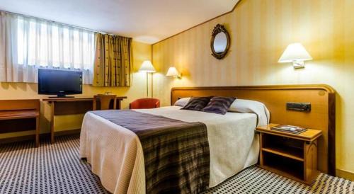 Santa Marta de Tormes Hotel | Relaxing Stay at Hotel Alda Río Tormes with Pool Access