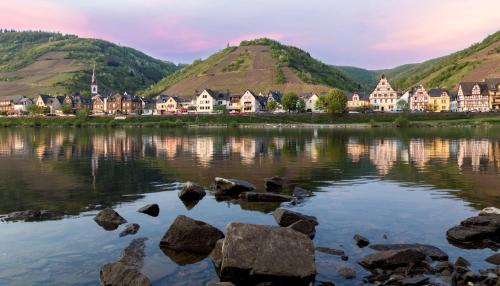 Ediger Hotel | Hotel Alte Bürgermeisterei: Oceanfront Pet-Friendly Retreat