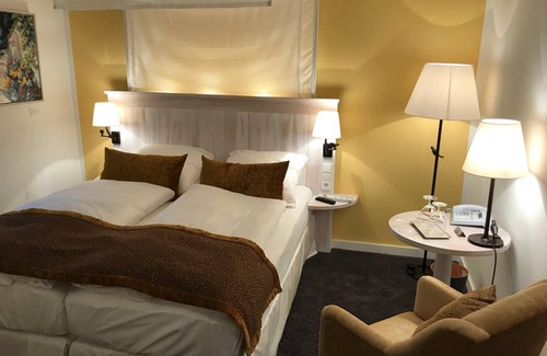 Mulfingen Hotel | Discover Hotel Altes Amtshaus: Guest Rated 9.8 with Dining