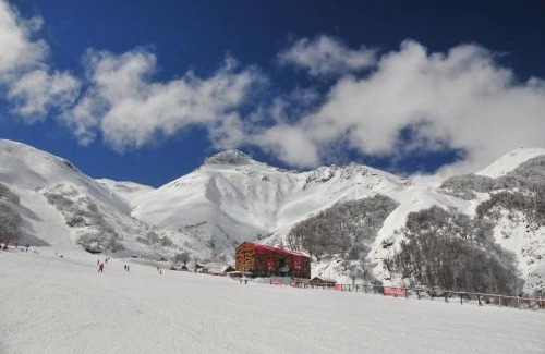 Pinto Hotel | Discover Hotel Alto Nevados: Family-Friendly with Pool & Hot Tub
