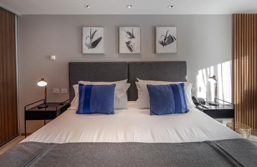 Villa Traful Hotel | Relax at Hotel Alto Traful: Family-Friendly with Pool & Hot Tub
