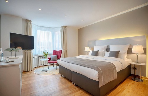 Steele Hotel | Discover Comfort at Hotel Am Brinkerplatz with Breakfast & More