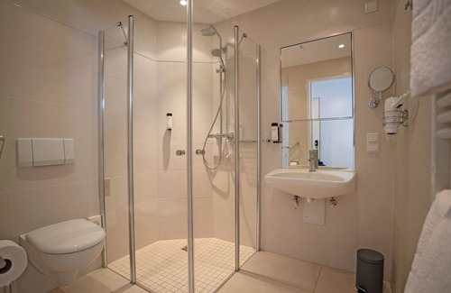 Steele Hotel | Discover Comfort at Hotel Am Brinkerplatz with Breakfast & More