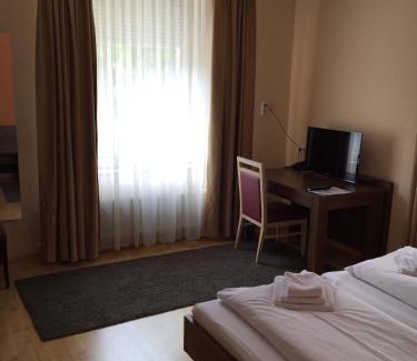 Innenstadt Hotel | Cozy Hotel am Charlottenplatz: Family-Friendly Retreat